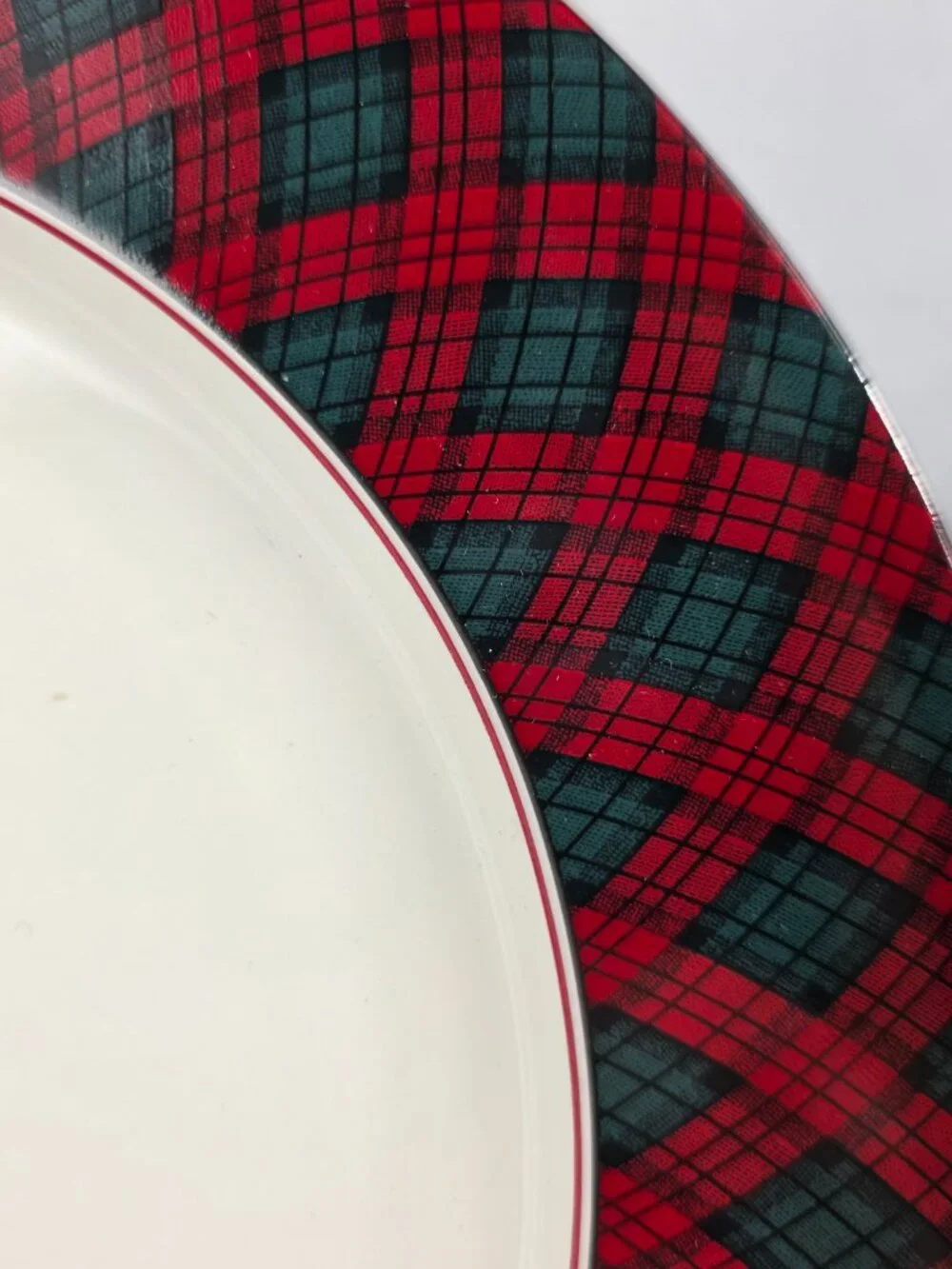 ONE (1) Sasaki Tartan Plaid Dinner Plate White with Red & Green Plaid Border